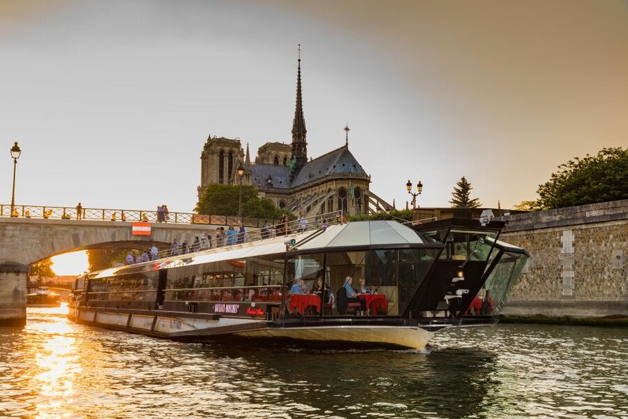 Paris: 4-Course Dinner Cruise on Seine River with Live Music - Settling in with an aperitif and live music