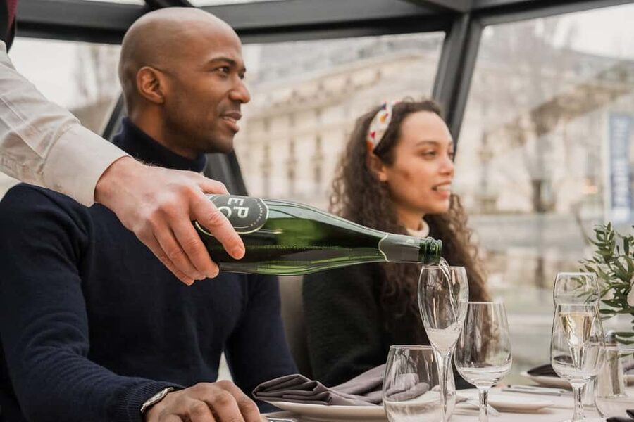 Paris: 4-Course Dinner Cruise on Seine River with Live Music - The Louvre, Pont des Arts, and the central Seine