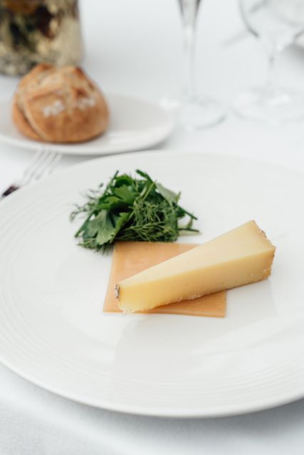 Paris: 4-Course Dinner Cruise on Seine River with Live Music - Notre Dame, Île Saint-Louis, and the Conciergerie