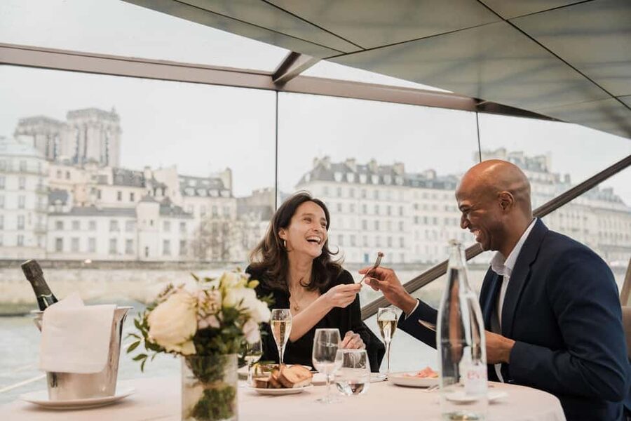Paris: 4-Course Dinner Cruise on Seine River with Live Music - The Eiffel Tower and the evening’s best photograph