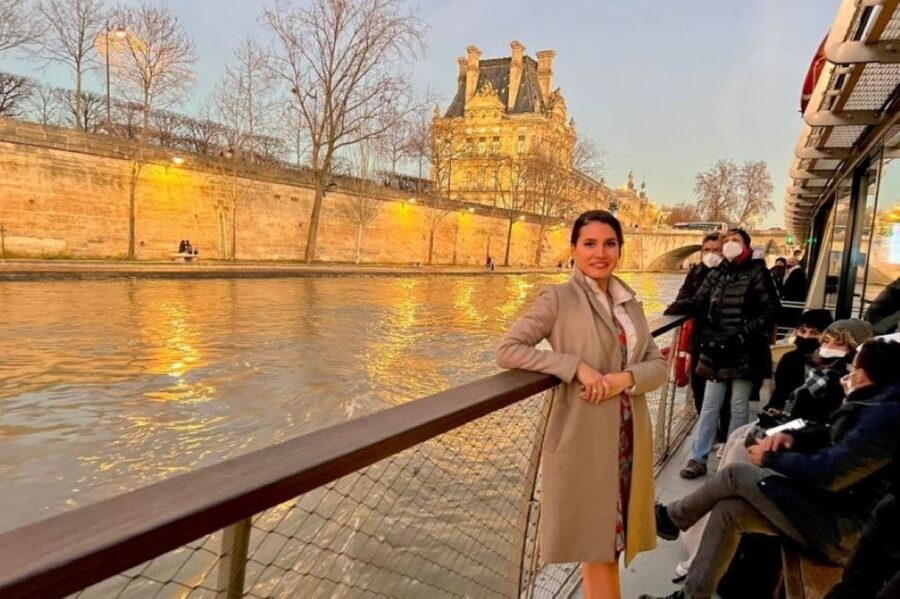 Paris: Eiffel Tower Summit Floor Ticket & Seine River Cruise - Cruising past Paris on the Seine