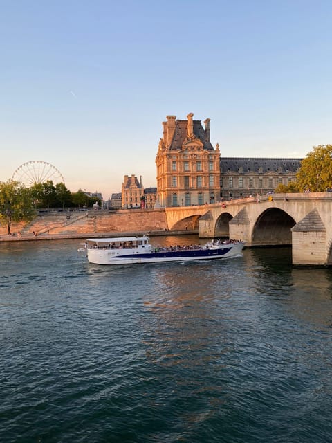 Paris: Evening River Cruise with Music - Using the audio guide without losing the atmosphere