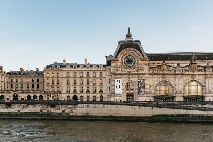 Paris: Gourmet Dinner Cruise on Seine River with Live Music - Musée d’Orsay and the Louvre from the Seine