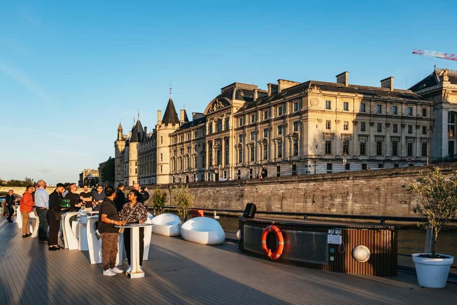 Paris: Gourmet Dinner Cruise on Seine River with Live Music - Pont Neuf, Île de la Cité, and Notre-Dame