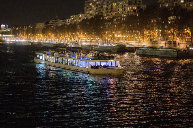 Paris Gourmet Dinner Seine River Cruise with Singer and DJ Set - A three-course dinner with uneven results