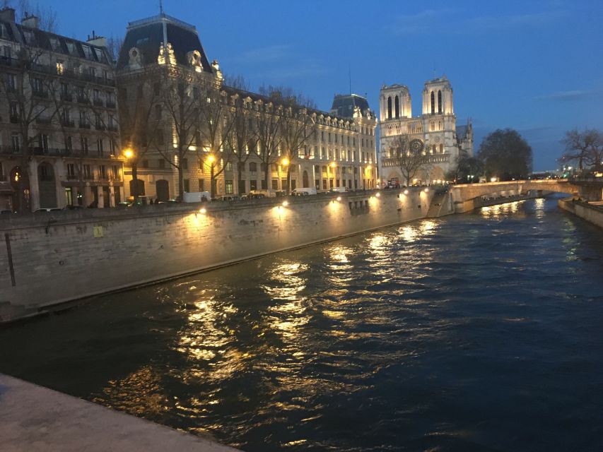 Paris: Happy Hour Evening Cruise on the Seine River - The onboard bar and the real meaning of happy hour