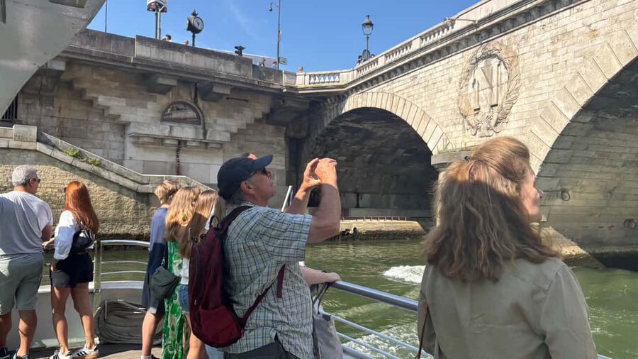 Paris: Hop-On Hop-Off Seine Cruise Pass with 9 Stops - Hôtel de Ville and the Marais