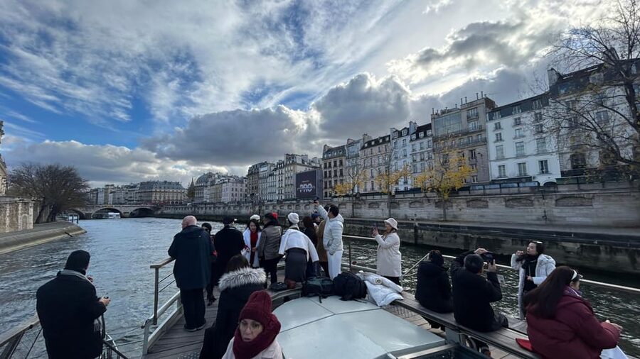 Paris: Illuminations River Cruise with Audio Commentary - Why a Seine cruise works so well in Paris
