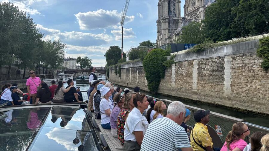 Paris: Illuminations River Cruise with Audio Commentary - Reading the route from west to east