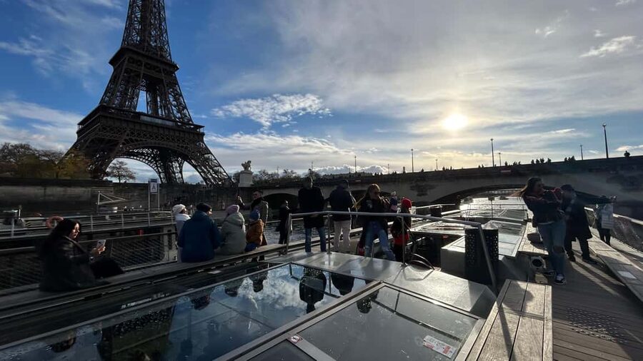 Paris: Illuminations River Cruise with Audio Commentary - Audio guides and the smartphone app