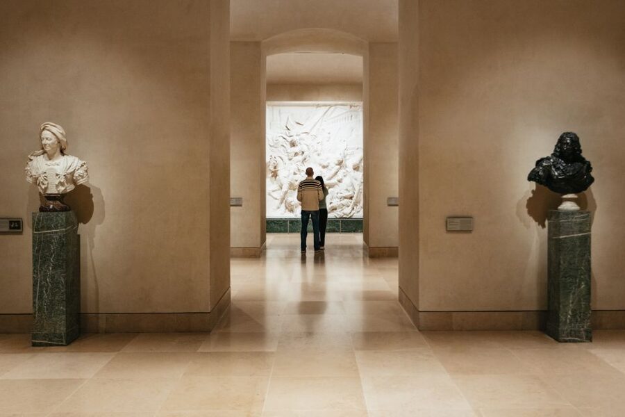 Paris: Louvre Museum Entry Ticket With Host and River Cruise - The one-hour Seine cruise