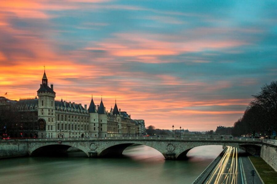 Paris: Louvre Museum Entry Ticket With Host and River Cruise - A better way to plan the day