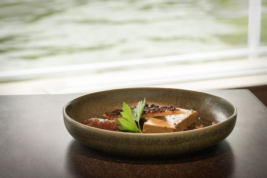 Paris: Romantic Cruise with 3-course Dinner on Seine River - Who should book this Seine experience?