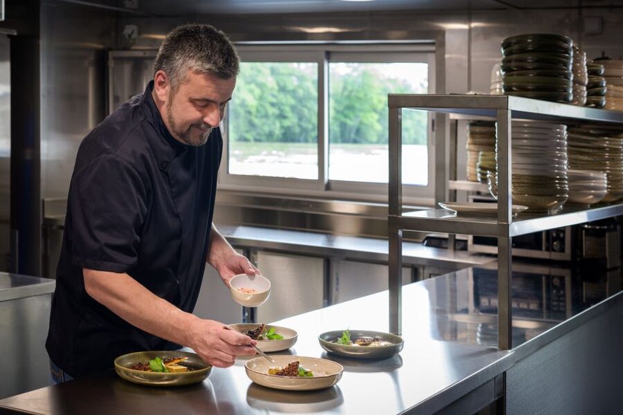 Paris: Romantic Cruise with 3-course Dinner on Seine River - The three-course French dinner