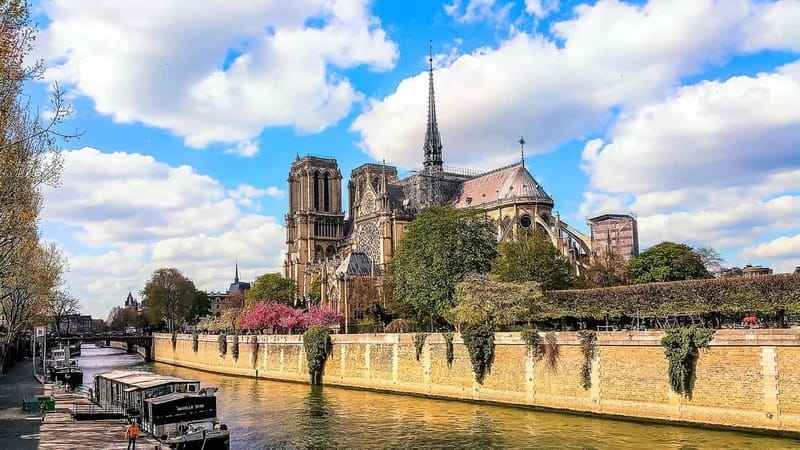 Paris: Seine Cruise & Crepe Tasting near the Eiffel Tower - Understanding the multilingual audio guide