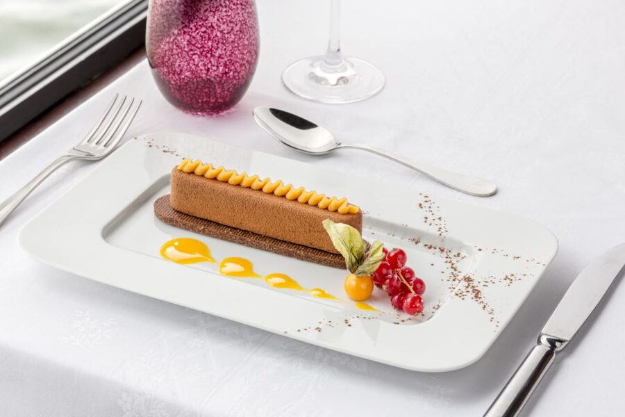 Paris: Seine River Cruise with 3-Course Dinner & Live Music - Five details that shape the experience