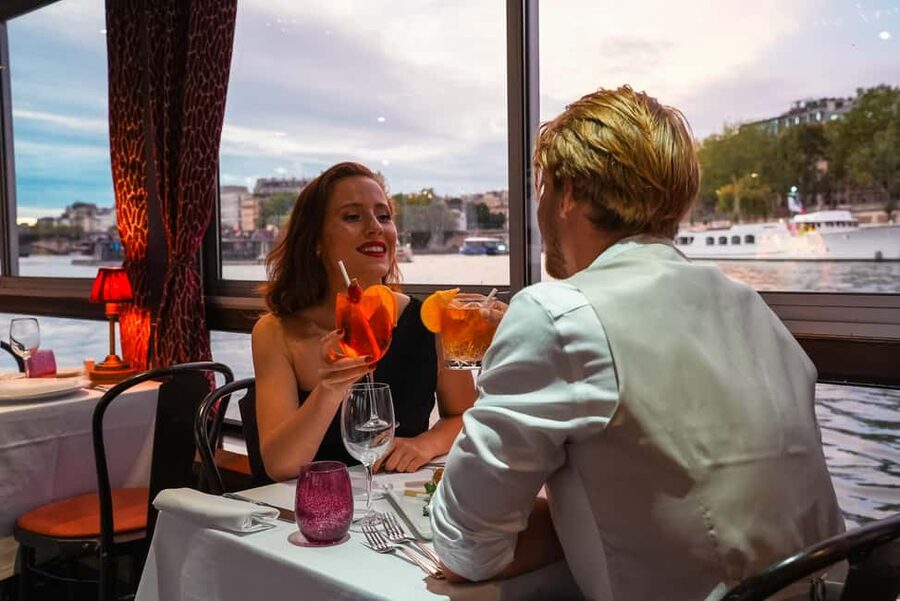 Paris: Seine River Cruise with 3-Course Dinner & Live Music - Live music and the romantic atmosphere