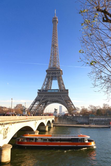 Paris: Seine River Panoramic Cruise - Finding the boat below Saint Michel bridge