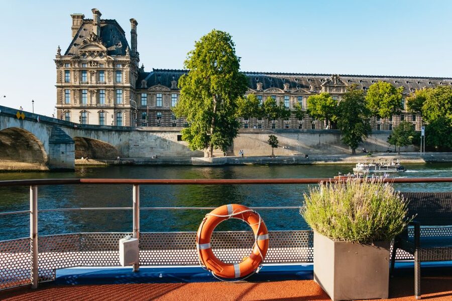 Paris: Seine River Panoramic Views Dinner Cruise - What this Seine dinner cruise is really like