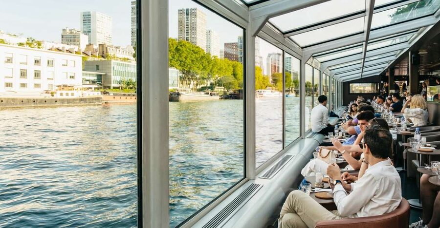 Paris: Seine River Panoramic Views Dinner Cruise - The Louvre and Place de la Concorde after dark