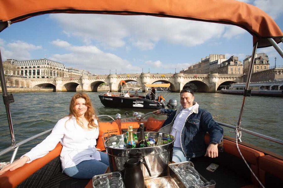 Paris: Seine River Private Cruise - Pont Neuf, Notre Dame, and Île de la Cité