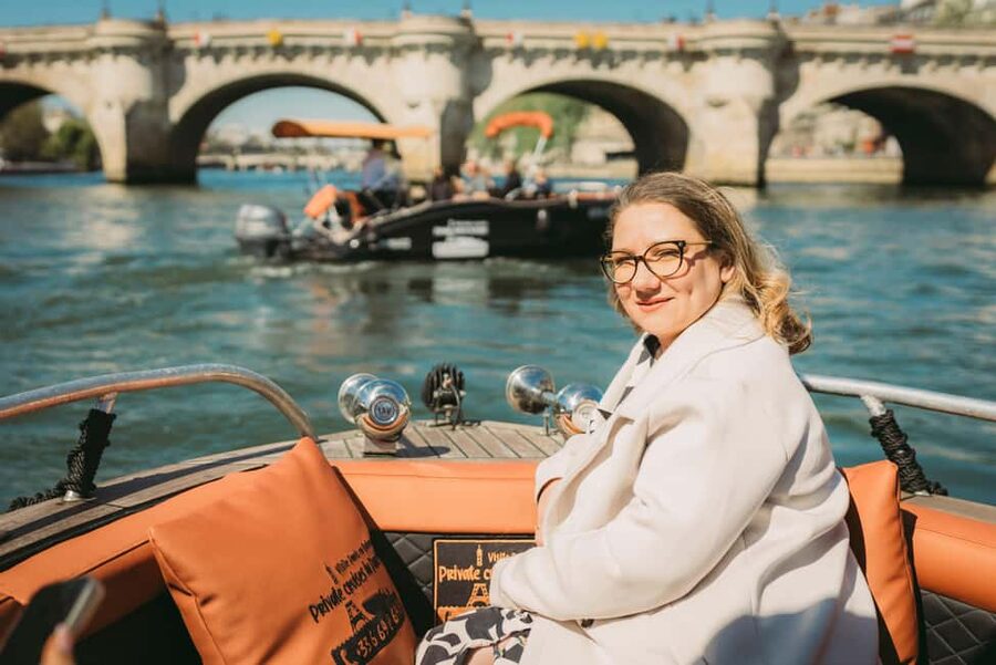 Paris: Seine River Private Cruise - What the guide adds to the experience