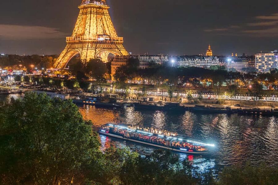 Paris: Seine River Sightseeing Cruise by Bateaux Mouches - Choosing the right deck and departure