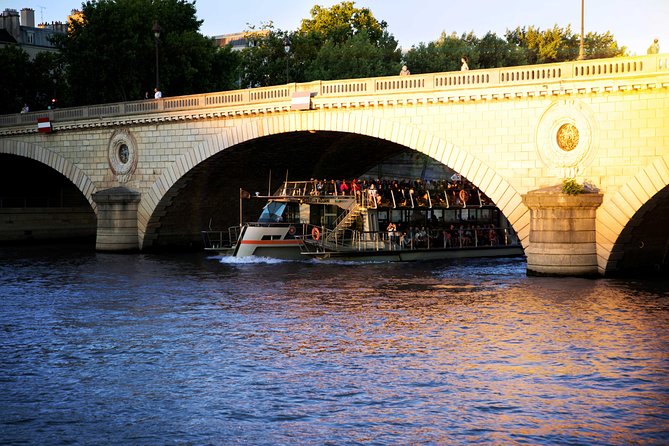 Paris Seine River Sightseeing Cruise with Commentary by Bateaux Parisiens - The return route past the Louvre and Place de la Concorde