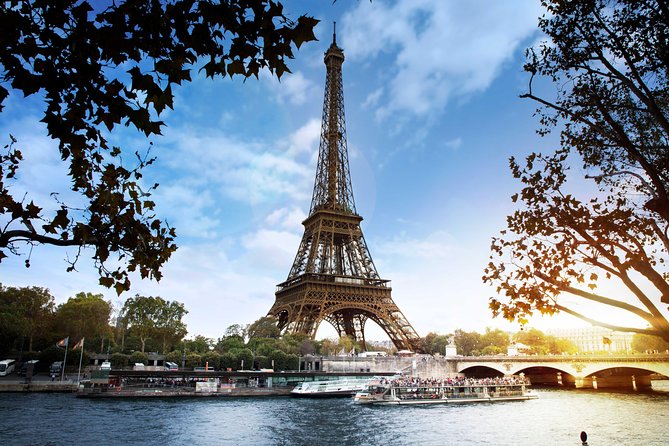 Paris Seine River Sightseeing Cruise with Commentary by Bateaux Parisiens - The route from Pont Alexandre III to the Louvre