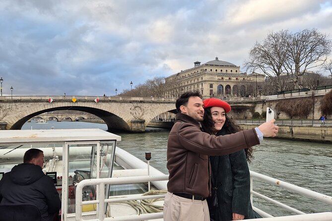 Paris Seine River Sightseeing Guided Cruise Vedettes du Pont Neuf - Boarding the boat and choosing your seat