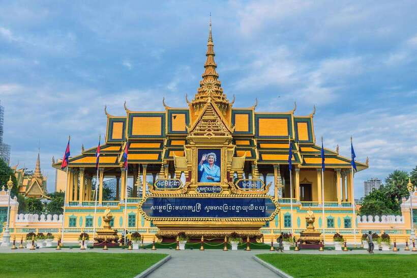 Phnom Penh: Mekong River Sunset Cruise with free flow drink - Why this short cruise works so well at sunset