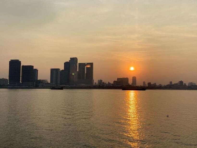 Phnom Penh: Mekong River Sunset Cruise with free flow drink - Boarding the wooden boat on the Mekong