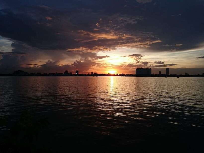 Phnom Penh: Mekong River Sunset Cruise with free flow drink - The Mekong, Tonle Sap, and the Four Faces River