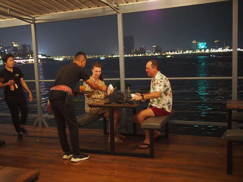 Phnom Penh: Mekong Sunset Dinner Cruise with Live Music - Who should book this Mekong evening