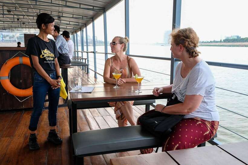 Phnom Penh: Mekong Sunset Dinner Cruise with Live Music - The first hour: river views, floating life, and the changing sky