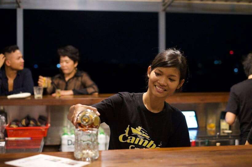 Phnom Penh: Mekong Sunset Dinner Cruise with Live Music - What the service is like during the two hours
