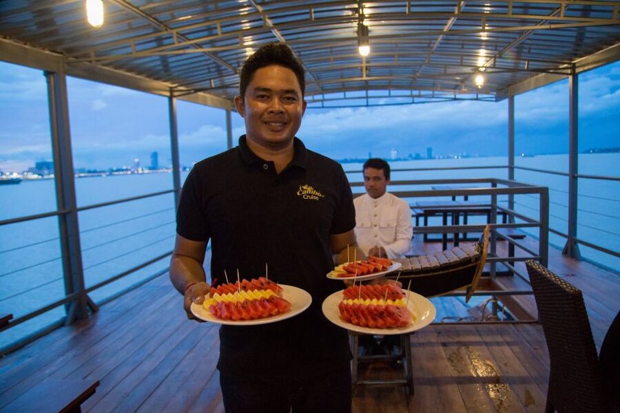 Phnom Penh: Mekong Sunset Dinner Cruise with Live Music - Weather, seating, and what to bring