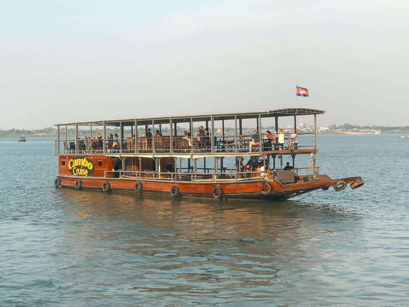 Phnom Penh: Mekong Sunset Dinner Cruise with Live Music - Finding the boat near Kroeung Garden restaurant
