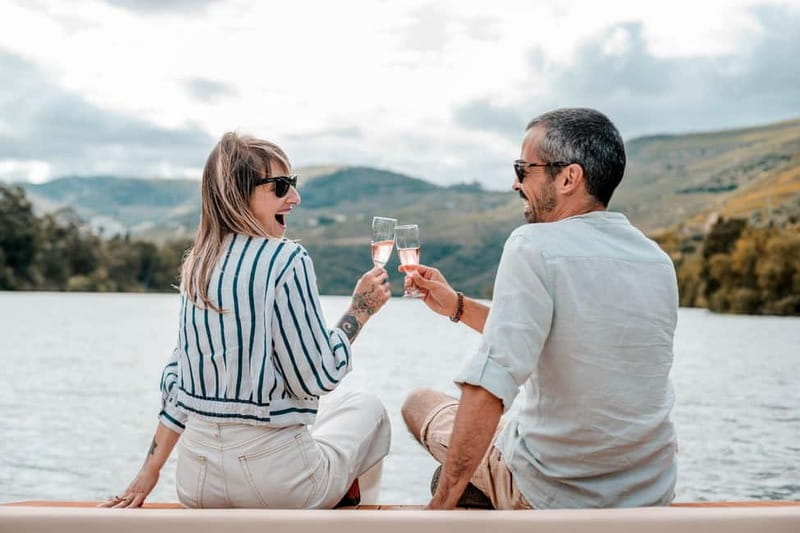 Pinhão: Douro River Solar Boat Tour with Wine Tasting - What the one-hour schedule really gives you