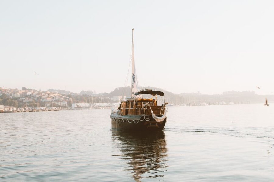 Porto: Douro Classic Boat Tour - Entering Porto’s historic riverfront at Dom Luís I