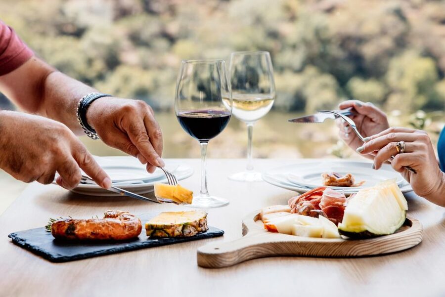 Porto: Douro Valley Full-Day Boat, Train, and Lunch Tour - Meeting the group at Trindade Domus