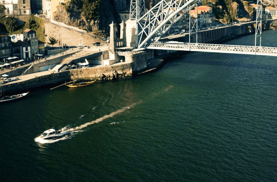 Porto: Private Boat Tour in Douro River - The crew and the feel of the outing