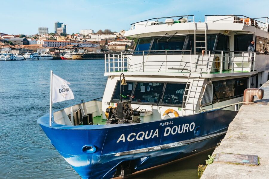 Porto - Régua - Porto Upstream Douro Cruise & Tour - The Crestuma-Lever lock shows how the river is controlled
