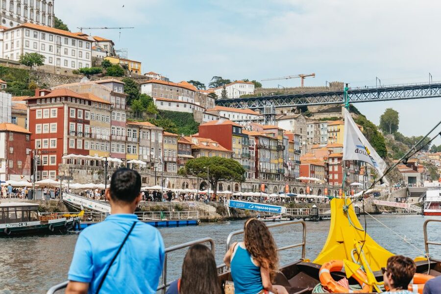 Porto: River Douro 6 Bridges Cruise - Commentary: useful when it works, optional when it does not
