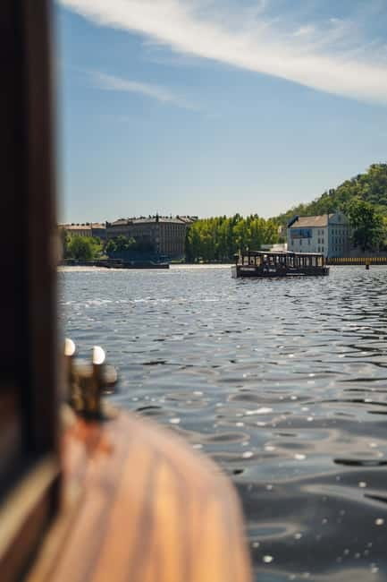 Prague: Canal Cruise Around Charles Bridge - Audio commentary in 19 languages
