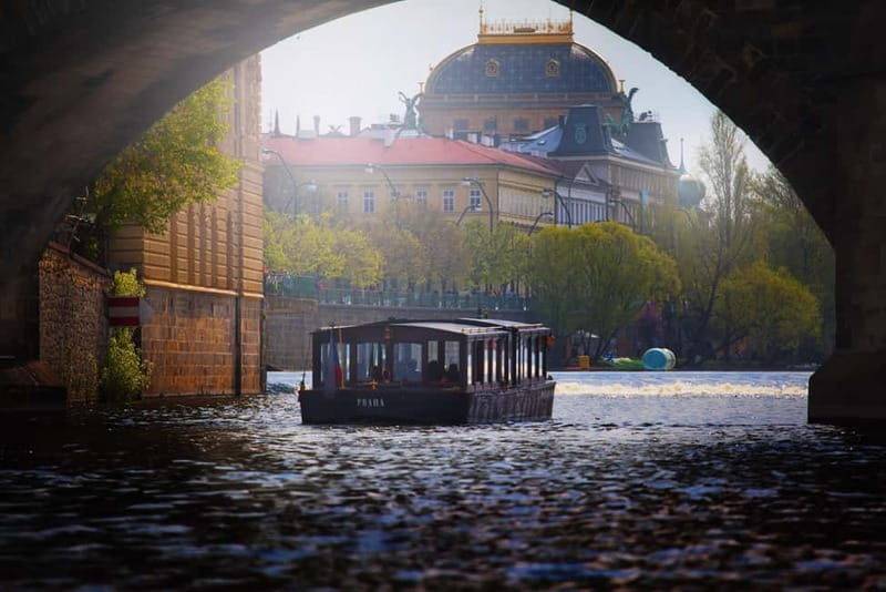 Prague: Canal Cruise Around Charles Bridge - What you get to eat and drink