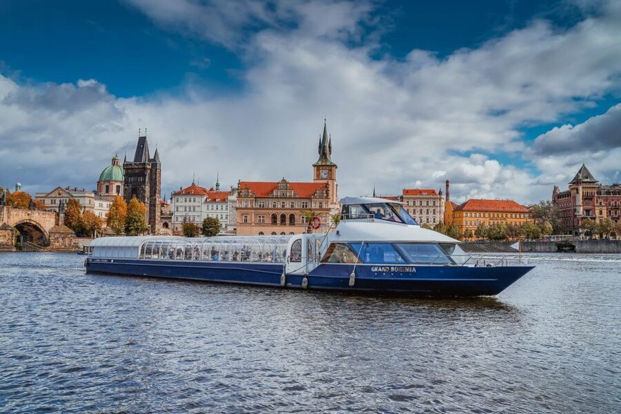 Prague: Evening Vltava River Eco Cruise with Prosecco - Leaving the dock and finding your best view