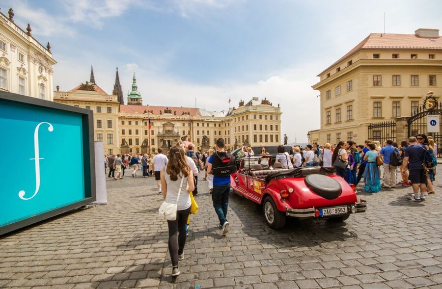 Prague: Guided Bus & Walking Tour with River Cruise & Lunch - Old Town Square and the astronomical clock