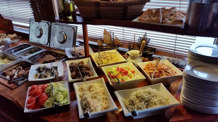 Prague: Vltava River Evening Dinner Cruise - Key points to know before boarding