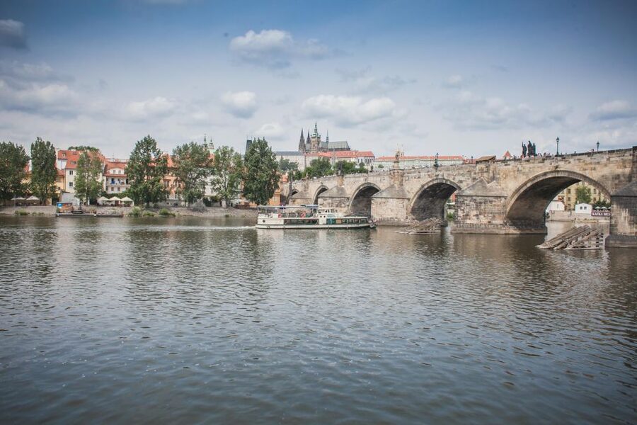 Prague: Vltava River Evening Dinner Cruise - Dancing House and New Town